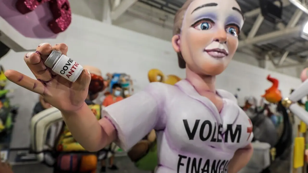 Una de las figuras alusivas a la pandemia que se pude ver en la Exposici&oacute; del Ninot de las Fallas de Val&egrave;ncia 2021