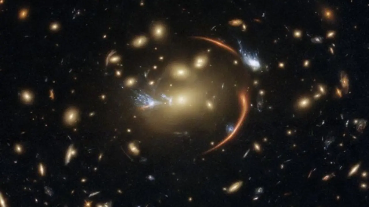 La distante galaxia MRG-M0138 w, captada por el Hubble con una lente gravitacional
