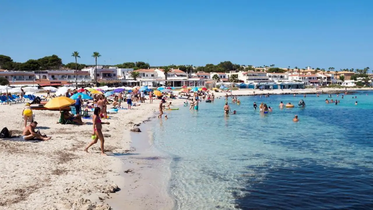Decenas de personas disfrutan del sol en la playa de Punta Prima (Menorca), este mi&eacute;rcoles. La Agencia Estatal de Meteorolog&iacute;a (Aemet) prev&eacute; para ma&ntilde;ana, jueves, temperaturas significativamente altas en buena parte del interior peninsular y Baleares, as&iacute; como intervalos de viento fuerte en Canarias. EFE/David Arquimbau Sintes