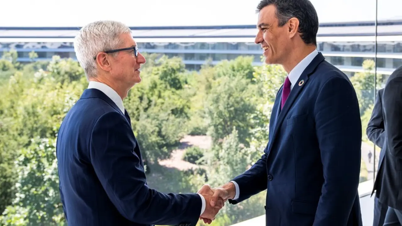 El presidente del Gobierno, Pedro S&aacute;nchez, se reune con el CEO de Apple Tim Cook, en Cupertino  (Photo by Brooks Kraft/Apple Inc.)