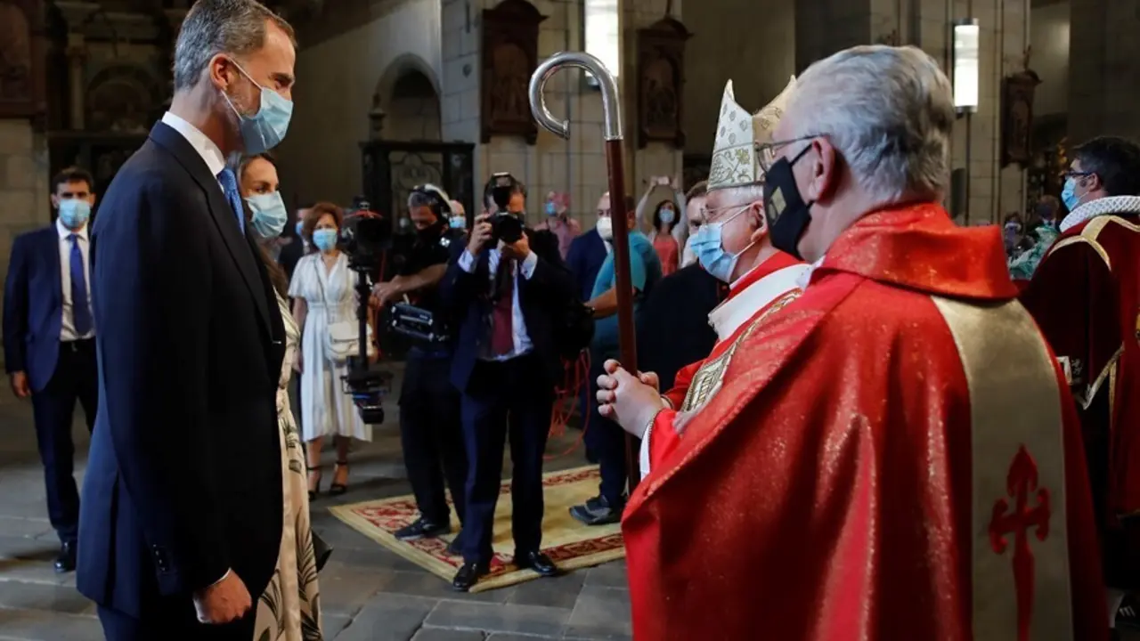 Archivo - El arzobispo compostelano Juli&aacute;n Barrio recibe a los reyes don Felipe y do&ntilde;a Letizia antes de la misa y la ofrenda al Apostol Santiago en la iglesia de San Marti&ntilde;o Pinario, en Santiago de Compostela (Galicia) a 25 de julio de 2020.