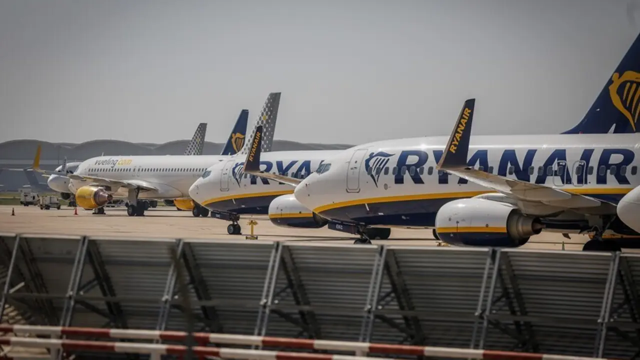 Archivo - Aviones en la pista del aeropuerto de Sevilla-San Pablo