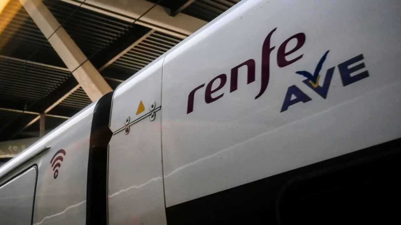 Archivo - Vag&oacute;n de un tren AVE de Renfe en las v&iacute;as de la Estaci&oacute;n de Atocha, en Madrid (Espa&ntilde;a) en una imagen de archivo