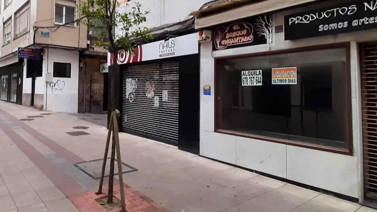 Vista de un comercio en liquidaci&oacute;n en una calle del centro de Torrelavega. / S. D&Iacute;AZ