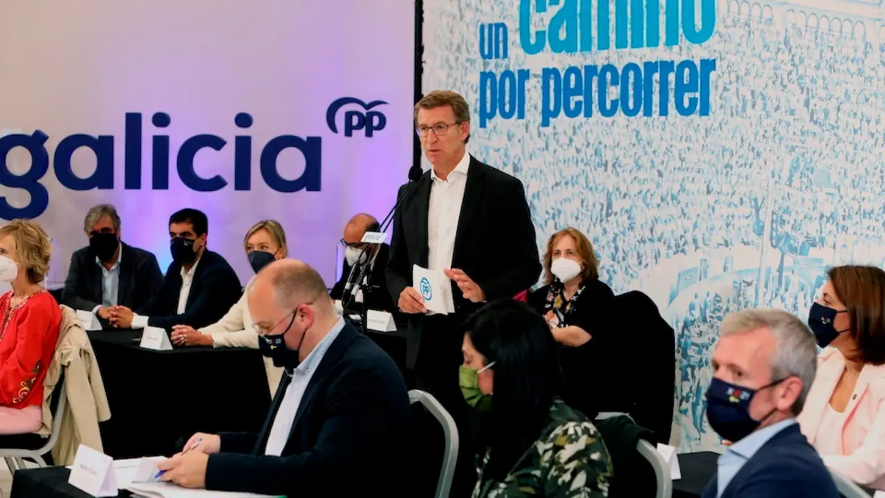 SANTIAGO DE COMPOSTELA, 23/07/2021.- El presidente del PPdeG, Alberto N˙&Ograve;ez Feij&Ucirc;o, preside esta ma&Ograve;ana el primer Comit&Egrave; de Direcci&Ucirc;n de los populares gallegos tras el 17&int; Congreso auton&Ucirc;mico del partido. EFE/ Xo&middot;n Rey
