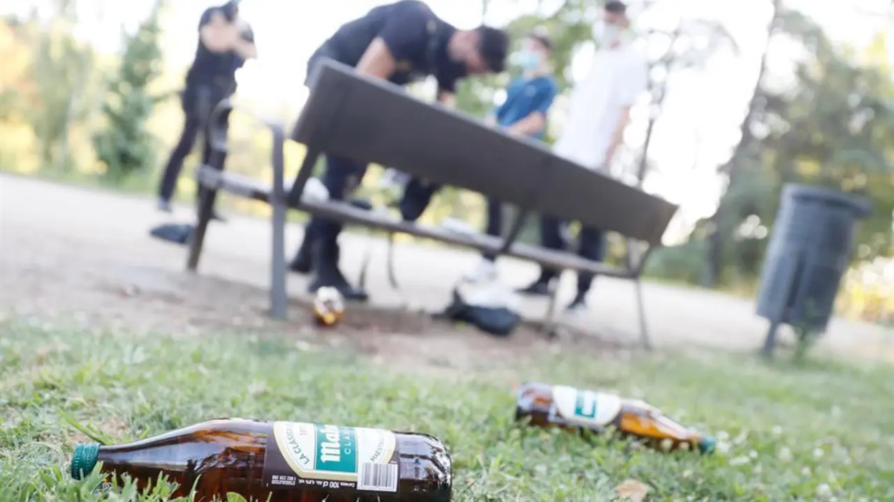 Control policial ayer viernes en el Parque del Oeste de Madrid. Un clima favorable, una cultura y forma de ser que invita a socializar en la calle, el bajo poder adquisitivo de los j&oacute;venes y la falta de medios policiales para hacer cumplir las normativas, explican que cada fin de semana se organicen botellones en cualquier localidad espa&ntilde;ola, pese a que el coronavirus los ha puesto en el centro del debate como foco de contagio. EFE/Mariscal