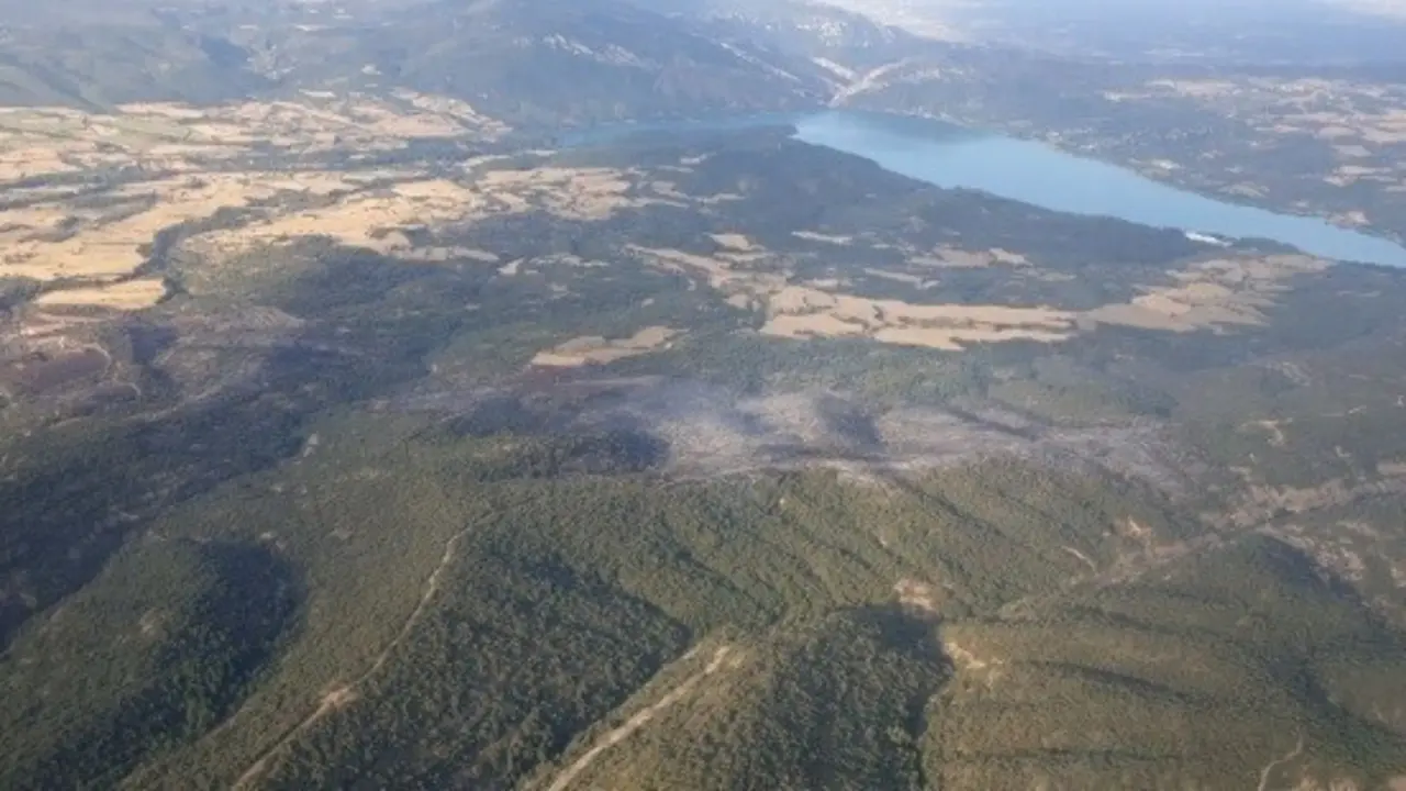 Controlado el incendio forestal de Torres del Obispo (Huesca), donde se han quemado 230 hect&aacute;reas agr&iacute;colas y de encinar.