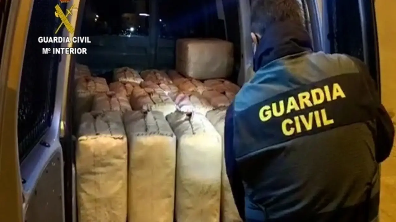 La Guardia Civil detiene a 26 integrantes de una red dedicada al tr&aacute;fico de hach&iacute;s por las costas de M&aacute;laga