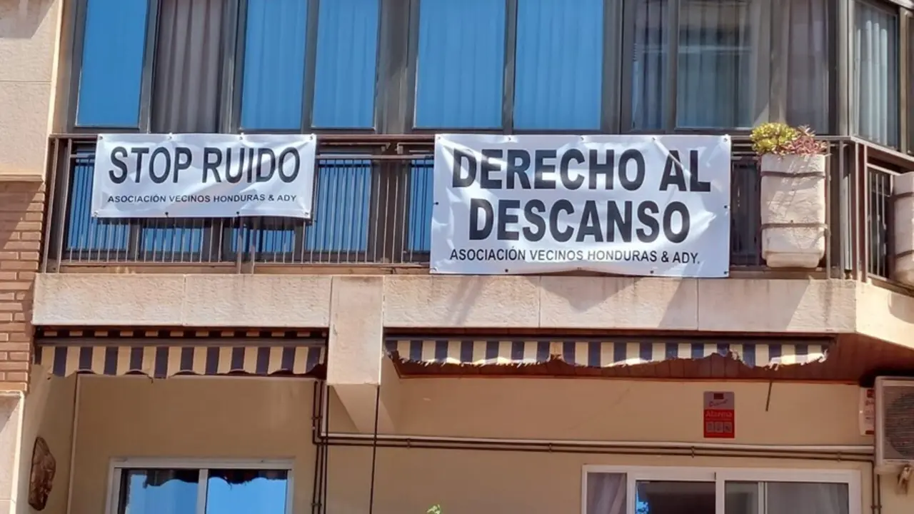 Pancartas de vecinos contra los botellones