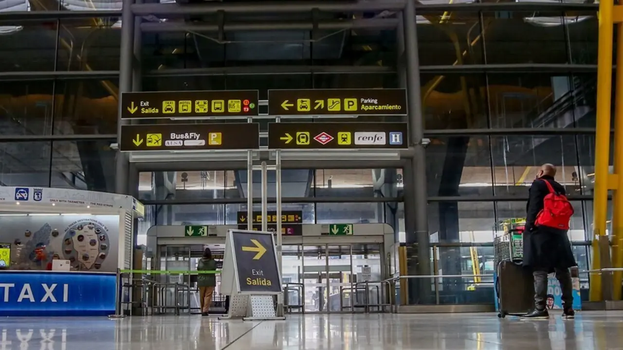 Archivo - Un pasajero camina por las instalaciones de la T4 del Aeropuerto Adolfo Su&aacute;rez Madrid-Barajas, en Madrid, (Espa&ntilde;a).