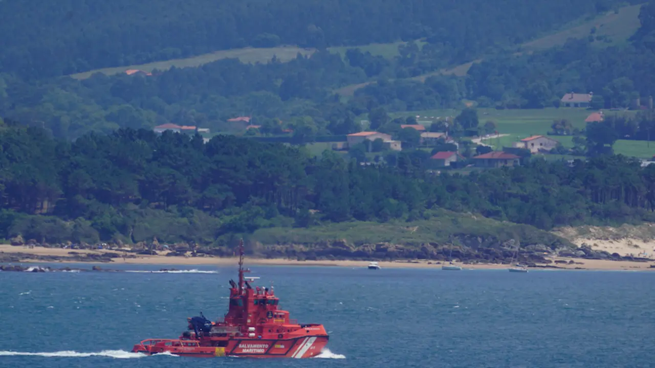 Vista de la embarcaci&oacute;n de Salvamento Mar&iacute;timo realizando las labores de b&uacute;squeda. / HARDY