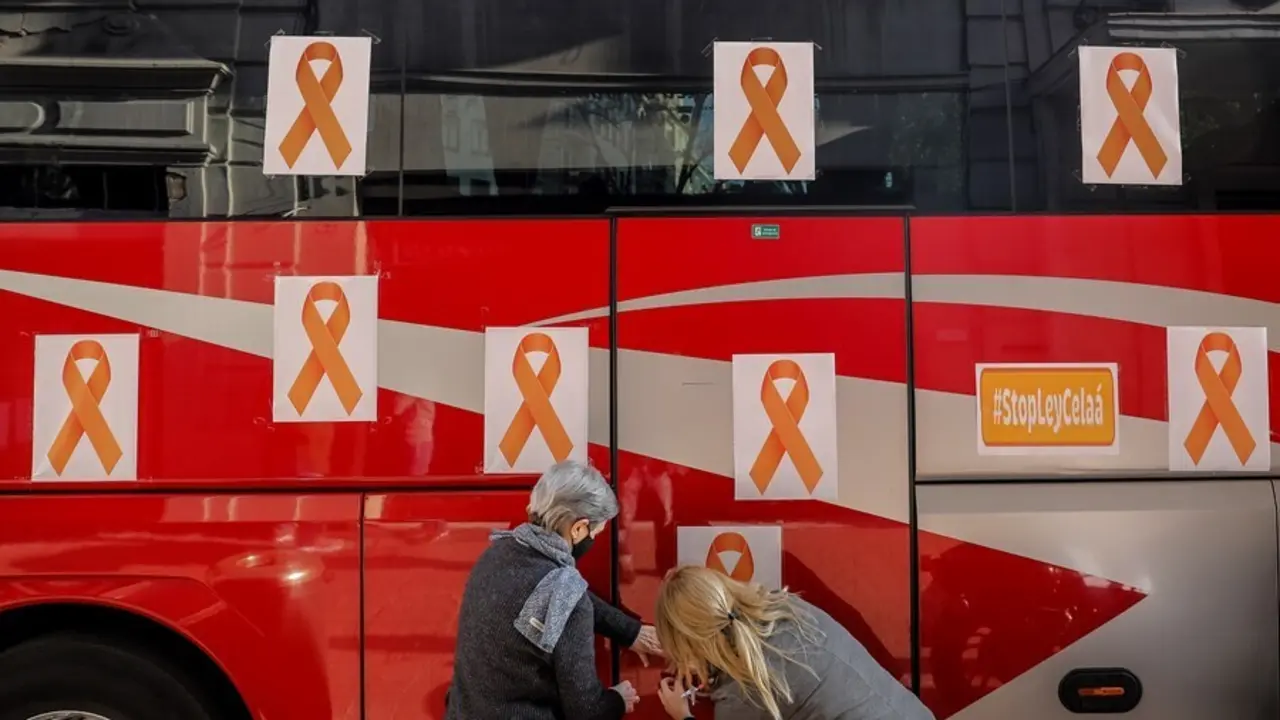 Archivo - Protesta con lazos naranjas en autobuses escolares de colegios concertados en protesta contra la &lsquo;Ley Cela&aacute;&rsquo; en Valencia