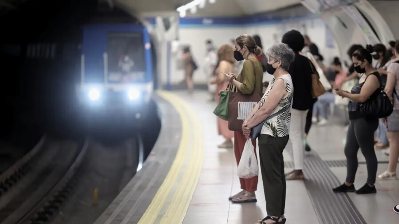Archivo - Varias personas en el and&eacute;n de la estaci&oacute;n de Metro de Sol.