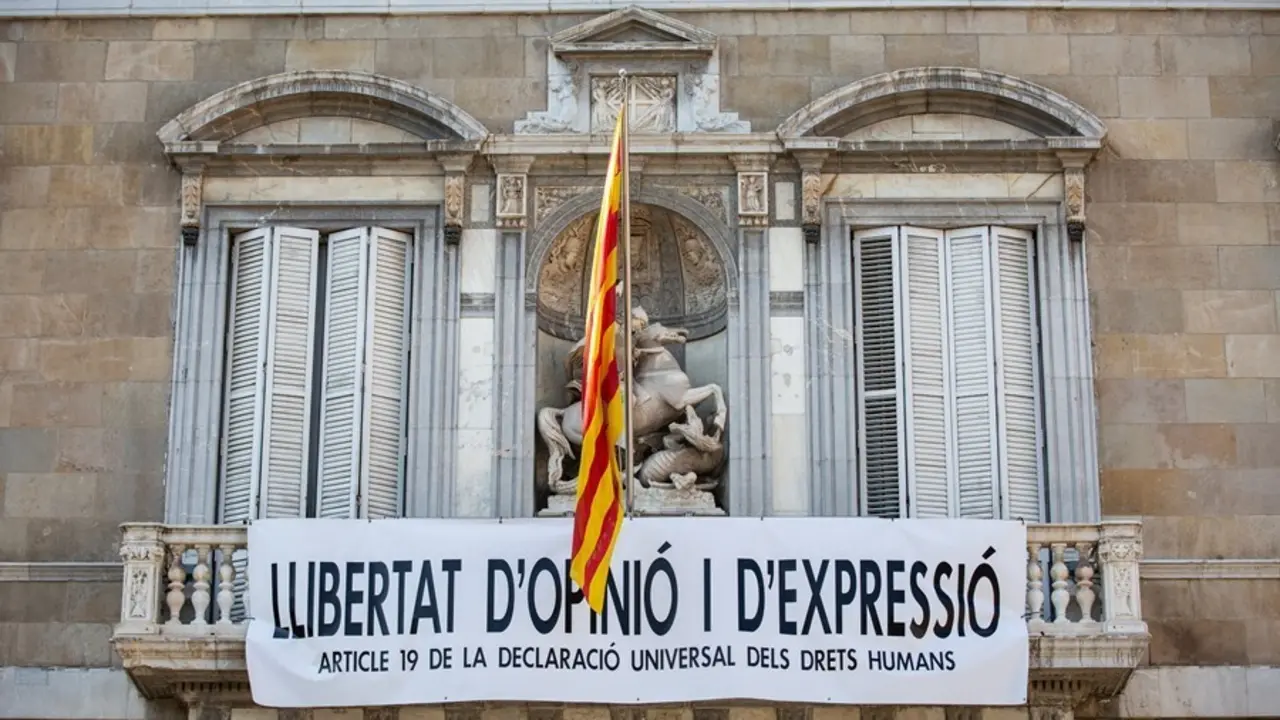 Archivo - Pancarta en apoyo a los presos del 1-O en la fachada de la Generalitat, en Barcelona