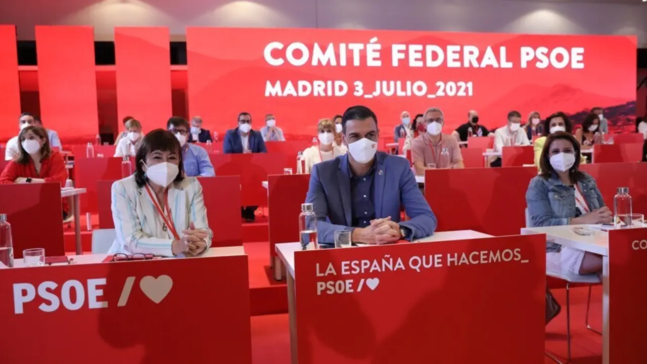 (I-D) La presidenta del PSOE, Cristina Narbona; el presidente del Gobierno, Pedro S&aacute;nchez y la vicesecretaria general del PSOE y portavoz del Grupo Parlamentario Socialista en el Congreso, Adriana Lastra, durante una reuni&oacute;n de los componentes del Comit&eacute; 