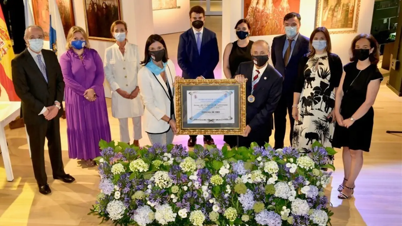 Entrega de la insignia de oro del Centro Gallego al Ayuntamiento de Santander.