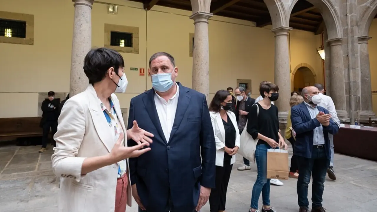 La portavoz nacional del Bloque Nacionalista Galego (BNG), Ana Pont&oacute;n, y el el presidente de ERC, Oriol Junqueras en un acto organizado por el BNG en Santiago de Compostela