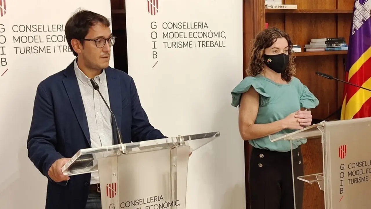 El conseller de Modelo Econ&oacute;mico, Turismo y Trabajo, Iago Negueruela, y la consellera de Hacienda y Relaciones Exteriores, Rosario S&aacute;nchez, en rueda de prensa.