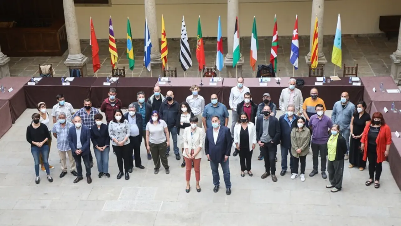 La portavoz nacional del Bloque Nacionalista Galego (BNG), Ana Pont&oacute;n (centro) y el presidente de ERC, Oriol Junqueras (centro), en el acto de recepci&oacute;n a las fuerzas invitadas a participar en el 'D&iacute;a da Patria'
