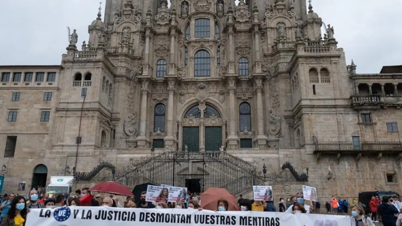 V&iacute;ctimas y familiares del accidente ferroviario de Angrois (Santiago), se manifiestan para reclamar una investigaci&oacute;n independiente sobre las causas del siniestro ferroviario.