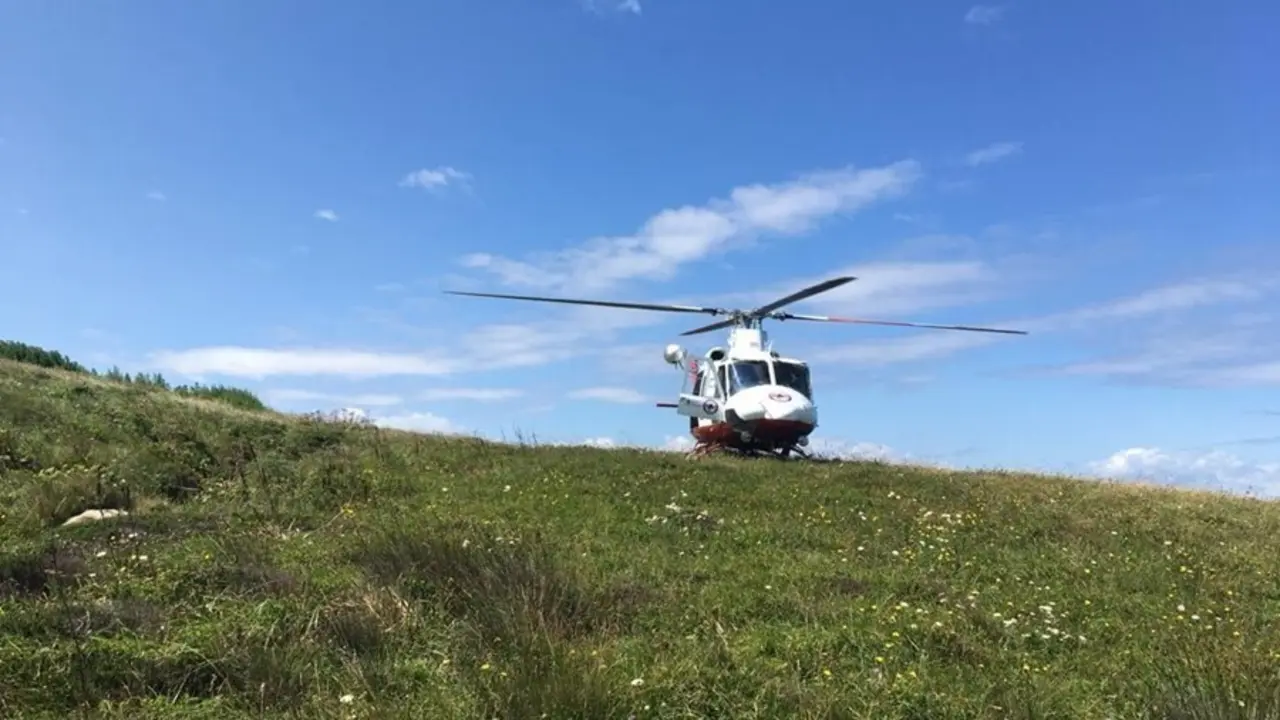 El helic&oacute;ptero del Gobierno de Cantabria realiza un rescate en los acantilados entre Suances y Tagle.