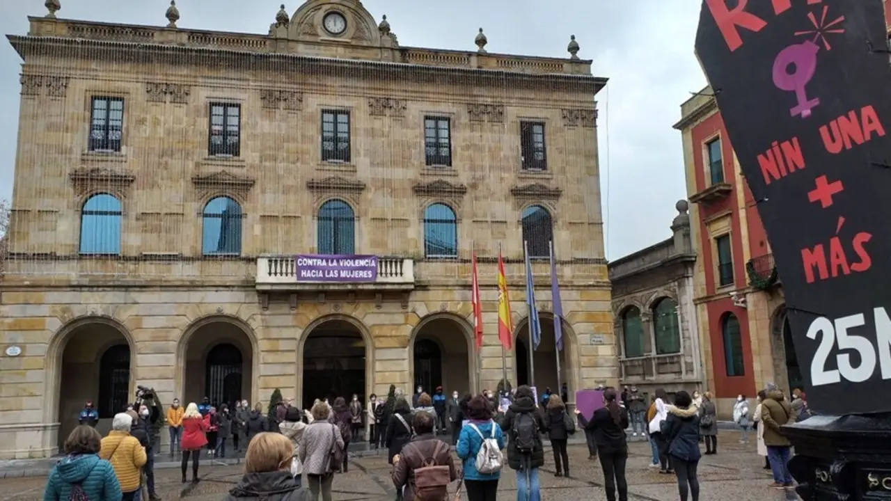 Archivo - Imagen de archivo del minuto de silencio en la plaza Mayor de Gij&oacute;n con motivo del D&iacute;a Internacional contra la Violencia de G&eacute;nero
