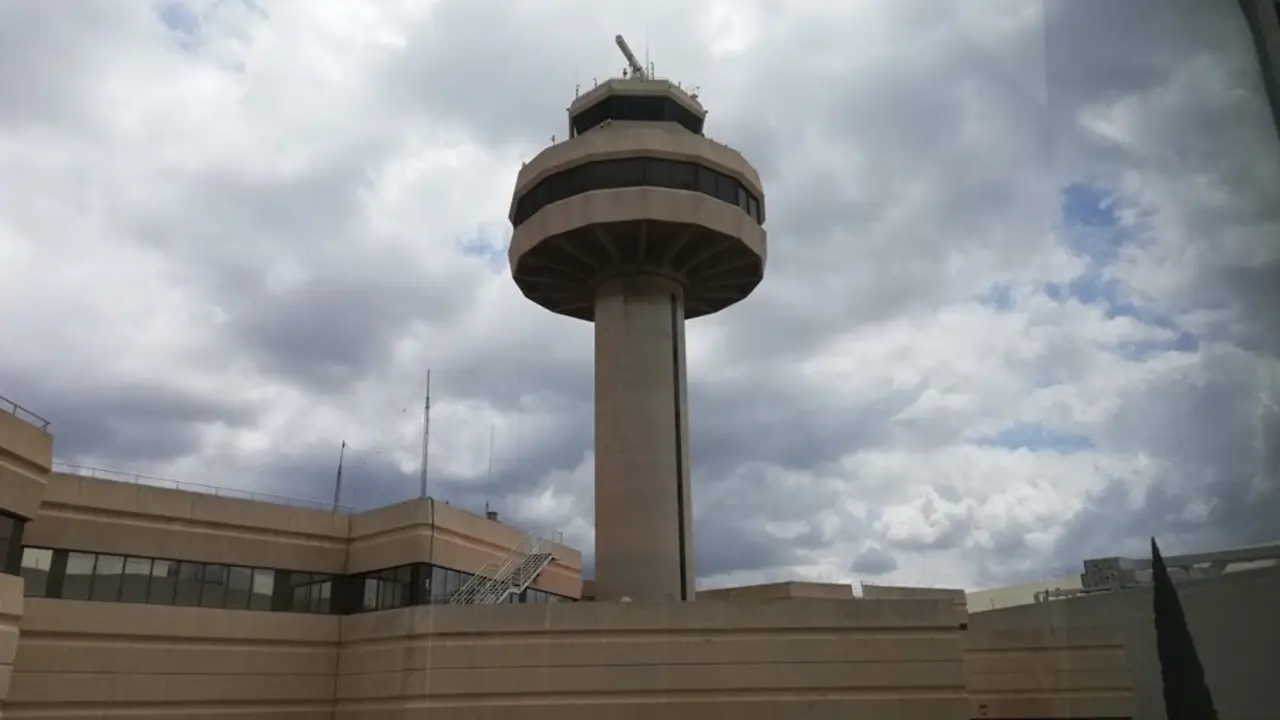 Archivo - Torre de control en el aeropuerto de Palma.