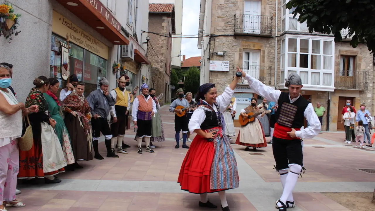 La m&uacute;sica c&aacute;ntabra y los bailes fueron un atractivo para los turistas que se acercaron al mercado campurriano. / ALERTA