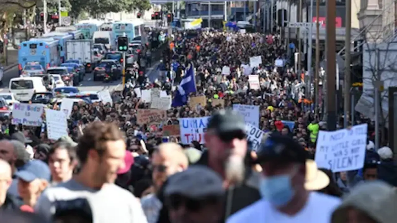 Los manifestantes marcharon por el centro de S&iacute;dney el s&aacute;bado, incumpliendo las &oacute;rdenes de permanencia del coronavirus. Fotograf&iacute;a: Mick Tsikas/AAP
