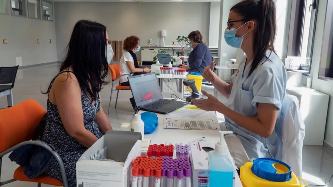 La b&uacute;squeda de 50.000 voluntarios entre c&aacute;ntabros de 40 a 70 a&ntilde;os contin&uacute;a para tener la muestra poblacional que d&eacute; las pistas de cu&aacute;les son los h&aacute;bitos de vida que van a ayudar a los profesionales sanitarios a encontrar las claves para prevenir antes de tener que curar. "Cohorte Cantabria" es el reto que ha iniciado el Instituto de Investigaci&oacute;n Valdecilla (Idival) con el Hospital Marqu&eacute;s de Valdecilla para tener una muestra "dif&iacute;cil" de lograr pero "con esperanza de conseguir" porque supondr&iacute;a contar con 1 de cada 5 habitantes de esa franja de edad. EFE/ROM&Aacute;N G. AGUILERA