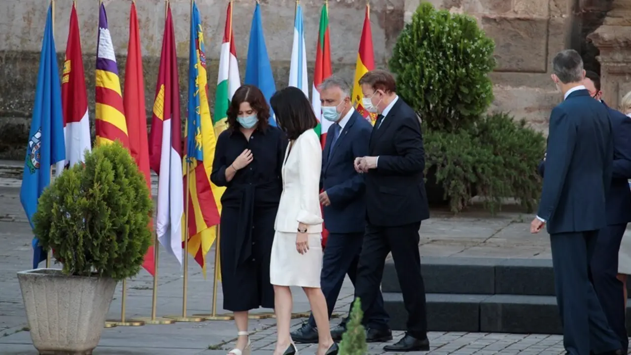 Archivo - Seguidas del presidente de Canarias, &Aacute;ngel V&iacute;ctor Torres y del de la Generalitat valenciana, Ximo Puig, la presidenta de la Comunidad de Madrid, Isabel D&iacute;az Ayuso conversa con la presidenta del Senado, Pilar Llop, tras hacerse  la foto de famili