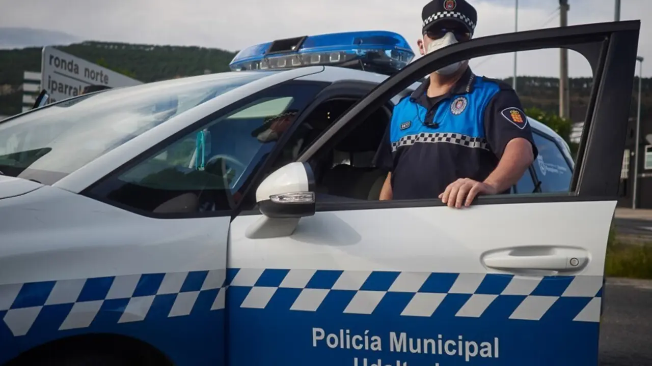 Archivo - Policia Municipal de Pamplona realiza vigilancia desde el veh&iacute;culo policial durante un control de movilidad realizado en Pamplona, Navarra, Espa&ntilde;a, a 8 de mayo de 2020.