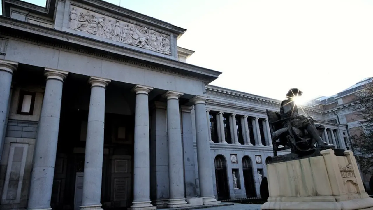 Archivo - La estatua de Vel&aacute;zquez frente al Museo del Prado, en el Paseo del Prado 