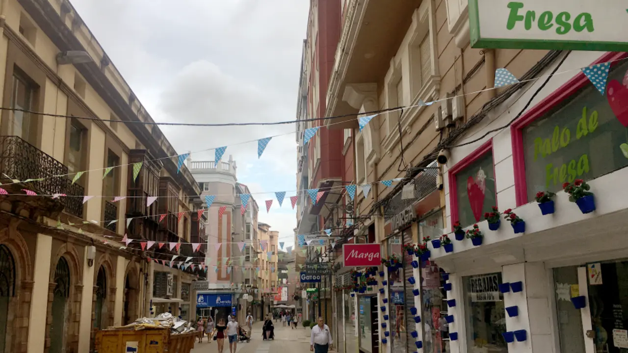 Varias personas por la calle Seraf&iacute;n Escalante de Torrelavega. / S. D&Iacute;AZ