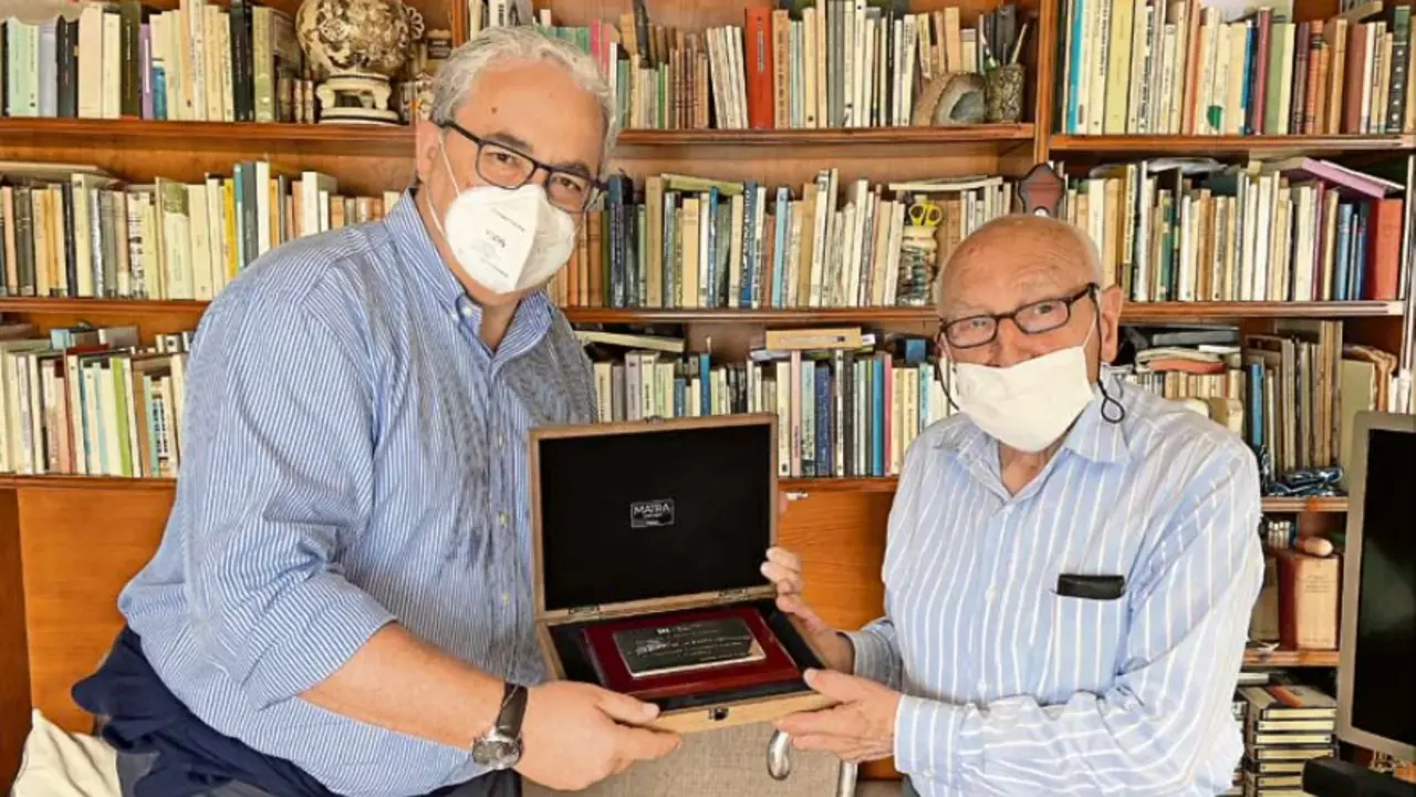 Javier Hern&aacute;ndez de Sande entrega la placa conmemorativa al doctor Manuel de la Sierra Fern&aacute;ndez. / ALERTA
