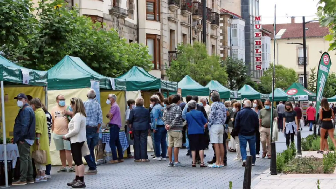 Buen ambiente ayer en el Mercado Campurriano de Reinosa. / ALERTA