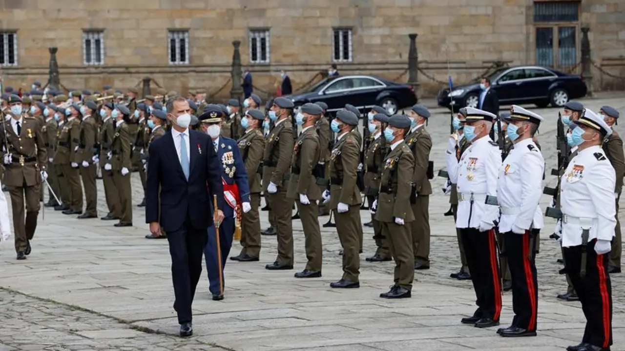 El rey Felipe VI pasa revista a la guardia de honor durante la ofrenda al Ap&oacute;stol Santiago, una ceremonia instaurada en 1643, este domingo, en Santiago de Compostela. EFE/Ballesteros