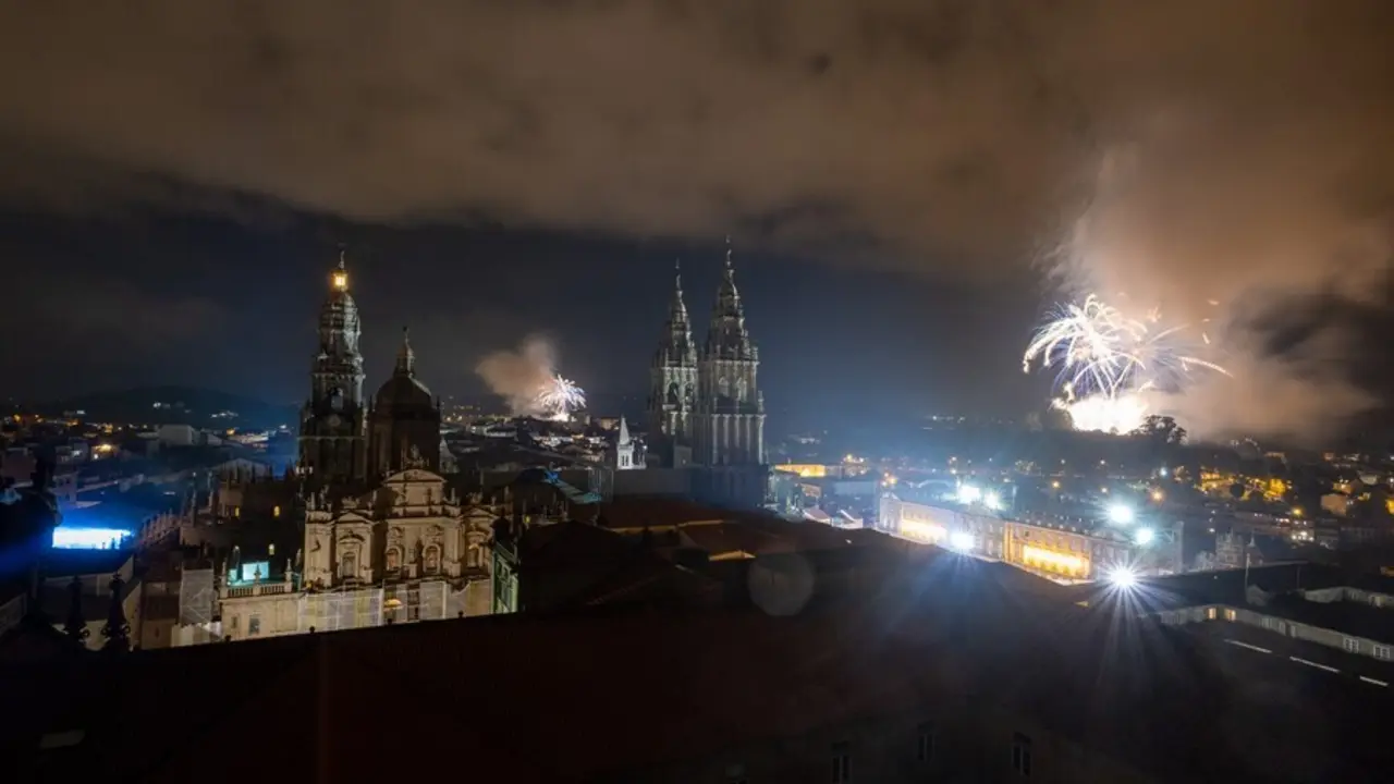 Fuegos del Apostol lanzados por la celebraci&oacute;n del D&iacute;a de Galicia en Santiago de Compostela, A Coru&ntilde;a (Galicia), a 24 de julio de 2021
