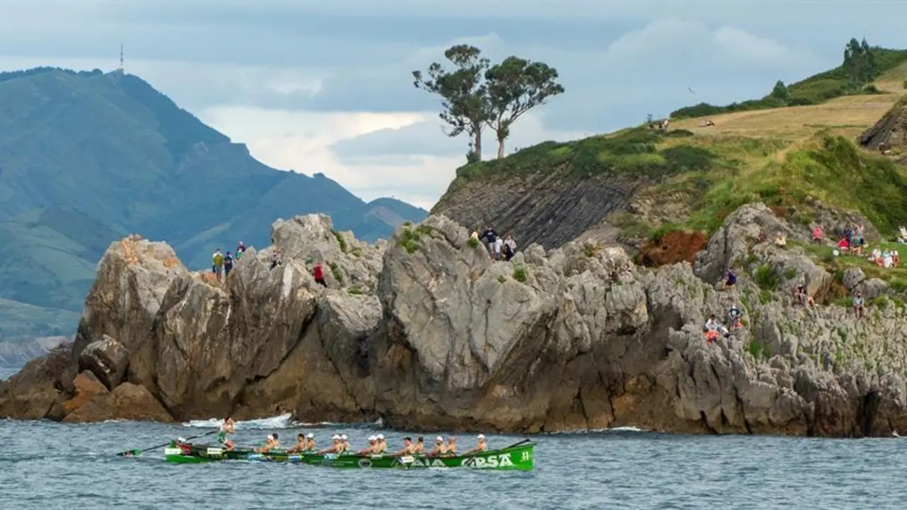 La tripulaci&oacute;n de Hondarribia, en el largo de vuelta ayer en aguas de Castro Urdiales. / Rom&aacute;n Aguilera