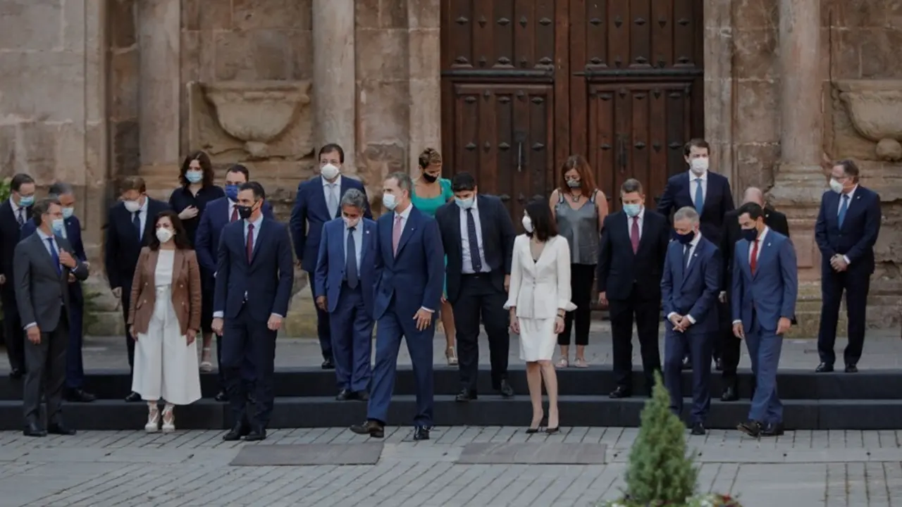 Archivo - El presidente del Gobierno, Pedro S&aacute;nchez (3i); el Rey Felipe VI (4i) y la presidenta del Senado, Pilar Llop (5i) en el centro de la imagen tras realizarse la foto de familia de los asistentes a la XXI Conferencia de Presidentes realizada frente