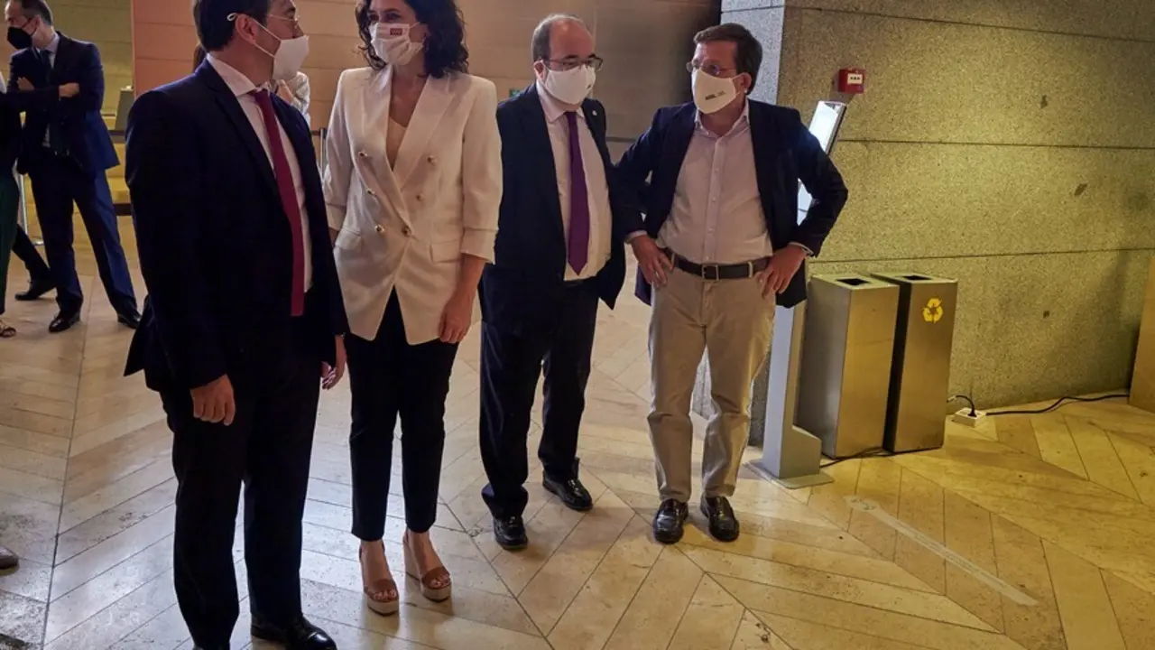 (I-D) La presidenta de la Comunidad de Madrid, Isabel D&iacute;az Ayuso; el ministro de Cultura y Deporte, Miquel Iceta, y el alcalde de Madrid, Jos&eacute; Luis Mart&iacute;nez-Almeida, asisten a la retransmisi&oacute;n del 44&ordm; Comit&eacute; de Patrimonio Mundial de la Unesco