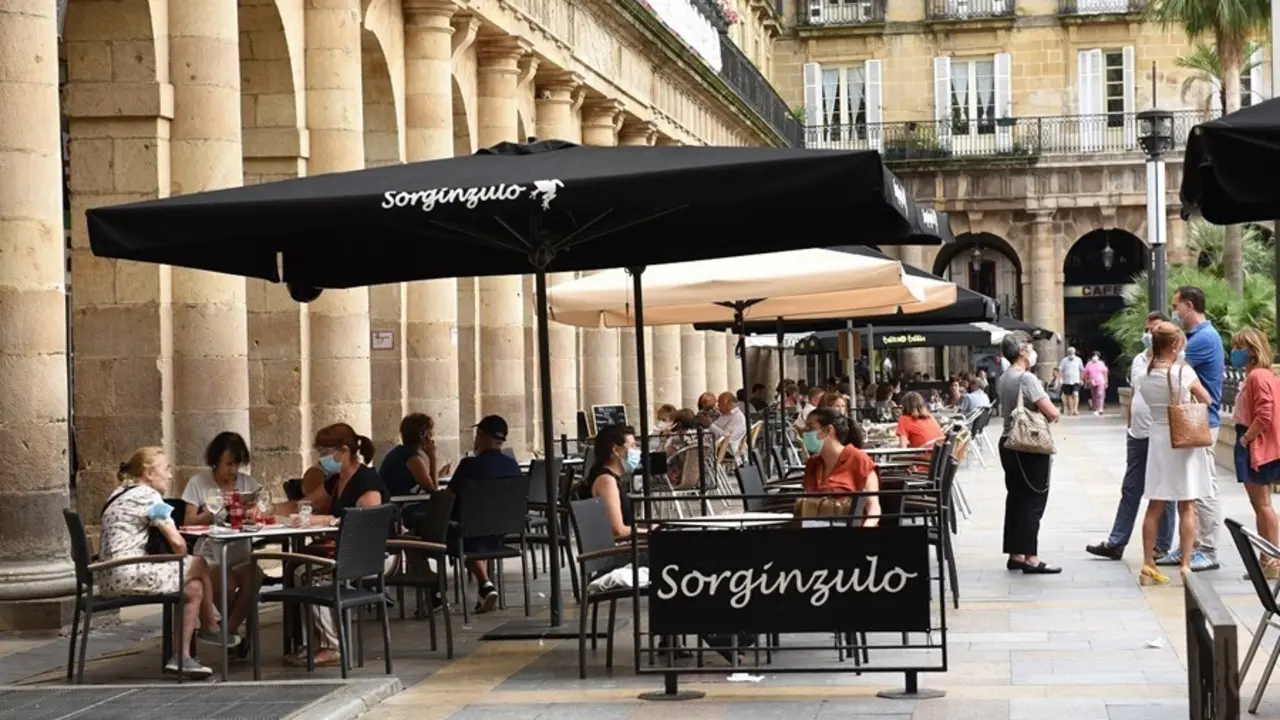 Archivo - Imagen de una terraza en la Plaza Nueva de Bilbao.