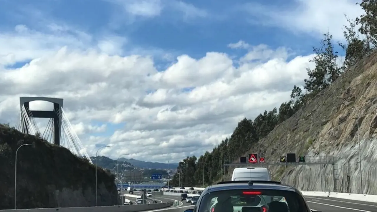 Archivo - Autopista AP-9, en la entrada al puente de Rande, procedente de Pontevedra.