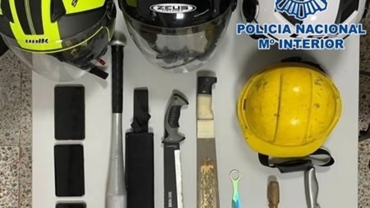 Cascos y armas intervenidos