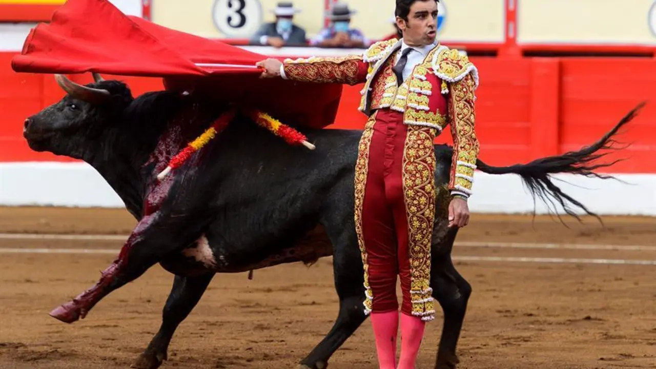 El diestro Miguel &Aacute;ngel Perera en su faena durante la cuarta de la Feria Taurina de Santiago que se ha celebrado hoy domingo en la plaza Cuatrocaminos de Santander, compartiendo cartel con Paco Ure&ntilde;a y el peruano Roca Rey, lidiando reses de La Quinta. EFE/Pedro Puente Hoyos.