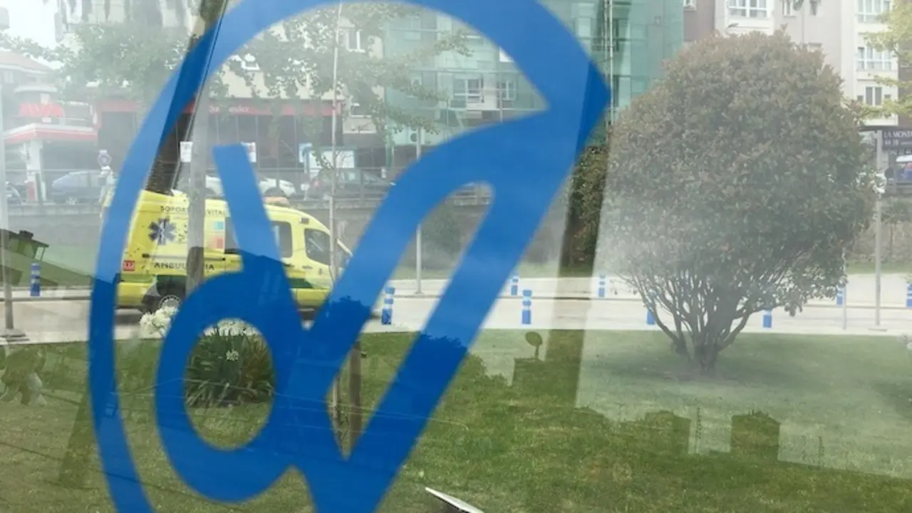 Una ambulancia se dirige a la zona de Urgencias del Hospital Valdecilla. / S. D&iacute;az
