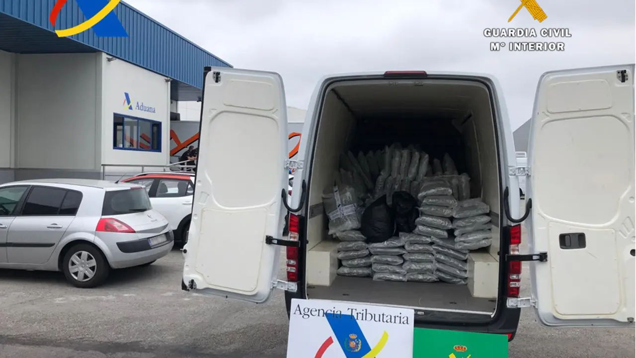 Imagen de la furgoneta con la droga incautada. / OPC