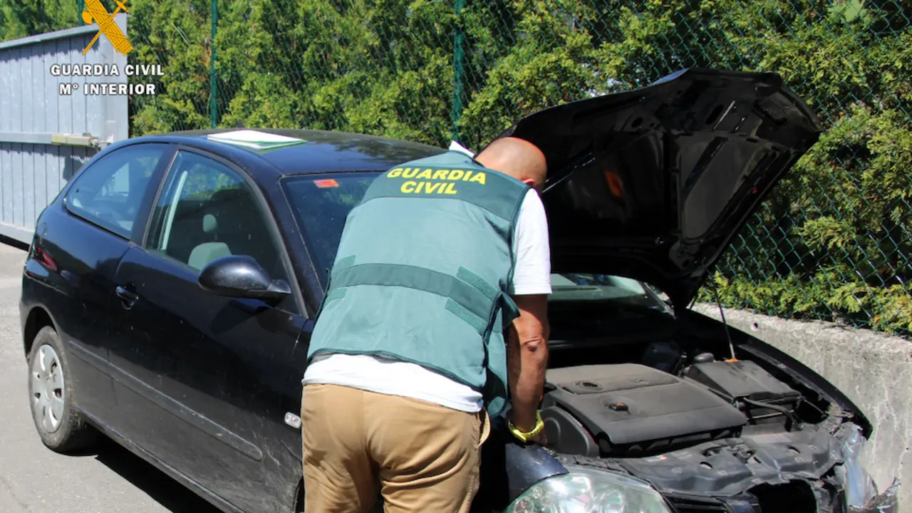 El veh&iacute;culo accidentado fue encontrado escondido en una pista forestal pr&oacute;xima. / OPC