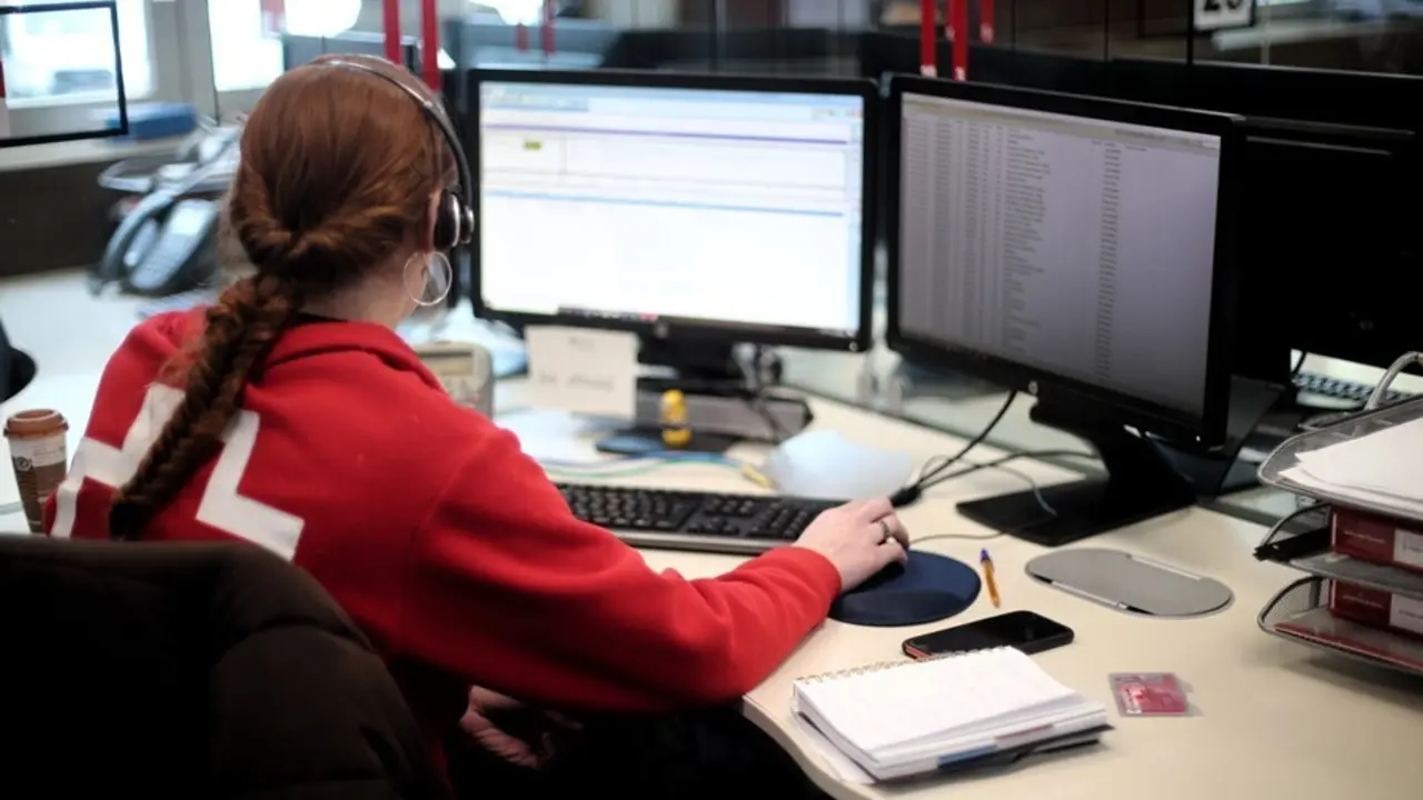 Archivo - Una trabajadora de Cruz Roja de la oficina Central de Cruz Roja en Madrid