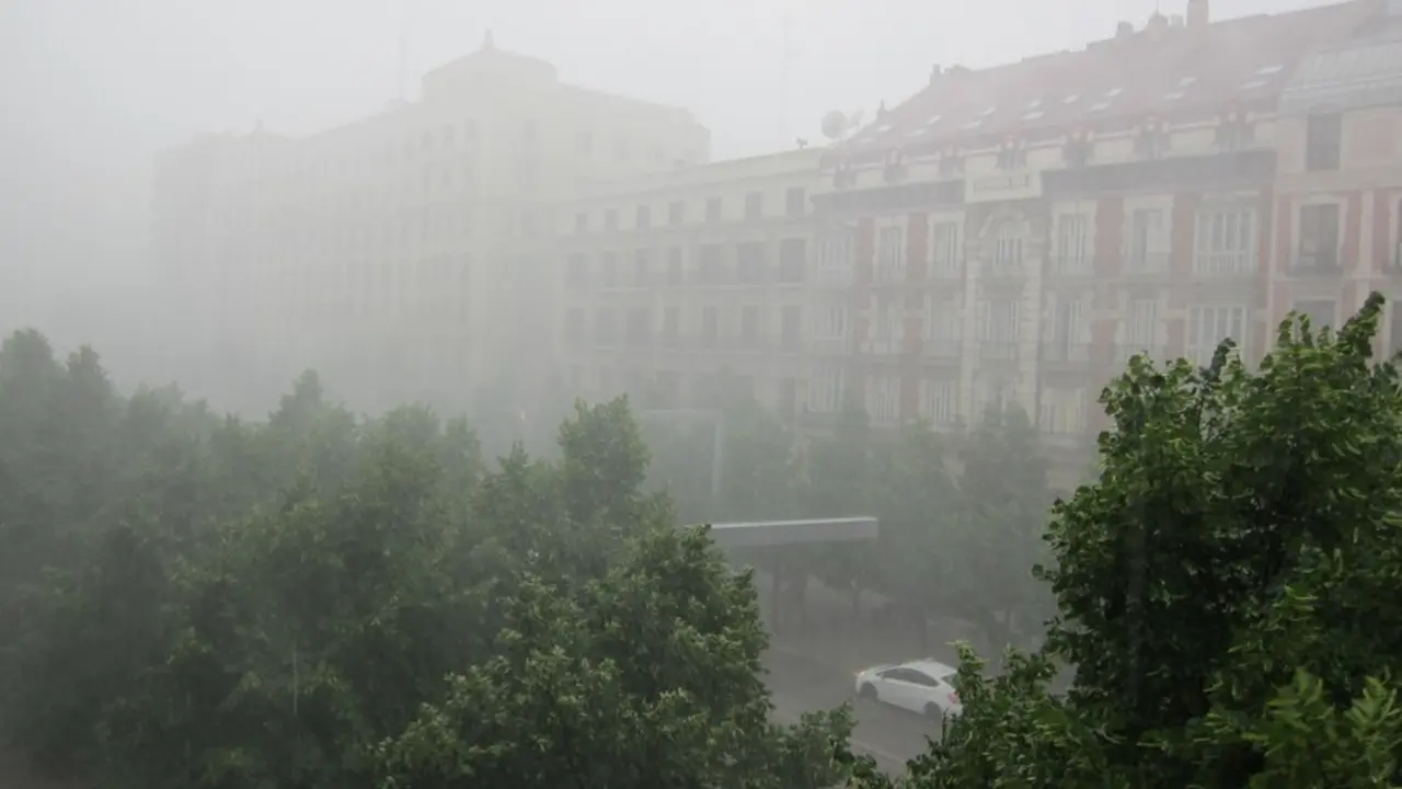 Archivo - Los bomberos de Zaragoza reciben unos 50 avisos por la fuerte tormenta ca&iacute;da esta tarde en la ciudad.